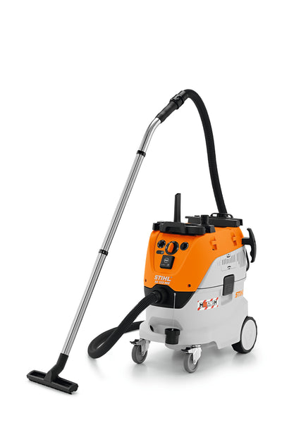 Aspiratore Stihl SE 133 ME in uso su pavimento