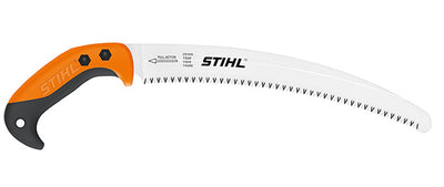 Vista laterale della sega da potatura Stihl con lama curva, impugnatura ergonomica in primo piano