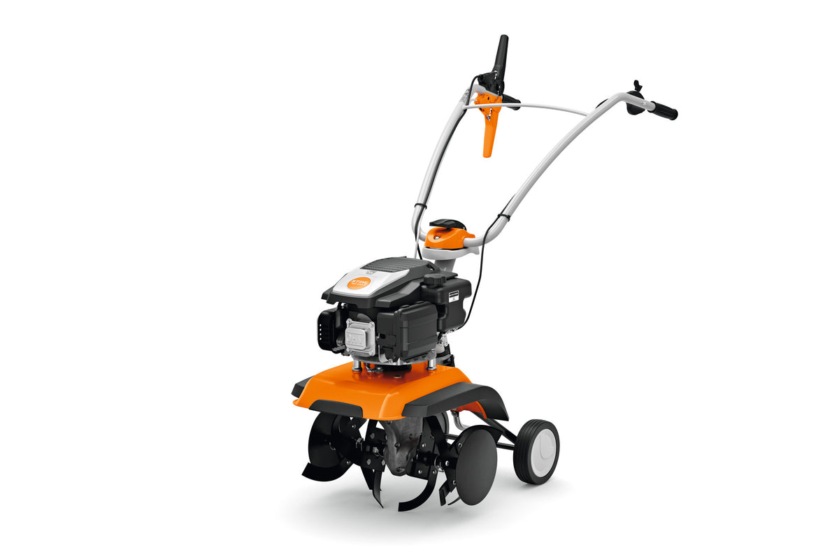 Motozappa Stihl MH 445 R con manubrio sollevato, frese e ruote di trasporto, vista frontale.
