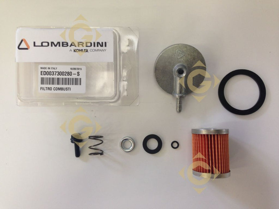 Filtro gasolio con tappo Kohler-Lombardini: cartuccia cilindrica a pieghe rosse, tappo metallico, guarnizioni circolari, molla, vite e rondella, accanto alla confezione trasparente Lombardini.