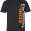 Maglietta STIHL TIMBERSPORTS nera con logo arancione e bianco, maniche corte, girocollo, design sportivo. Ideale per gli appassionati di sport e attività all'aperto. Disponibile in diverse taglie. Materiale di alta qualità e resistente.