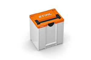 Akku-Box STIHL grigia con coperchio arancione, maniglia nera e chiusura frontale