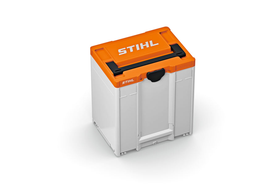 Akku-Box STIHL grigia con coperchio arancione, maniglia nera e chiusura frontale