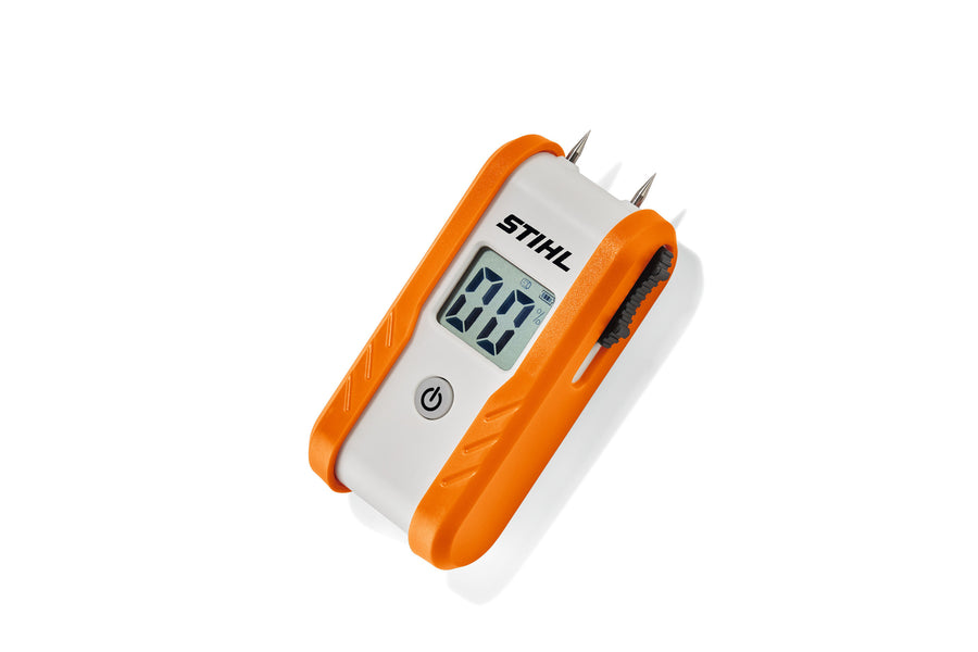 Misuratore di umidità Stihl visto di tre quarti, con corpo grigio, lati arancioni, display e punte metalliche