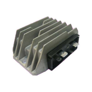 Regolatore alternatore 3 fili Rehlko-Kohler-Lombardini, con corpo metallico grigio alettato e blocco nero laterale con terminali metallici visibili.