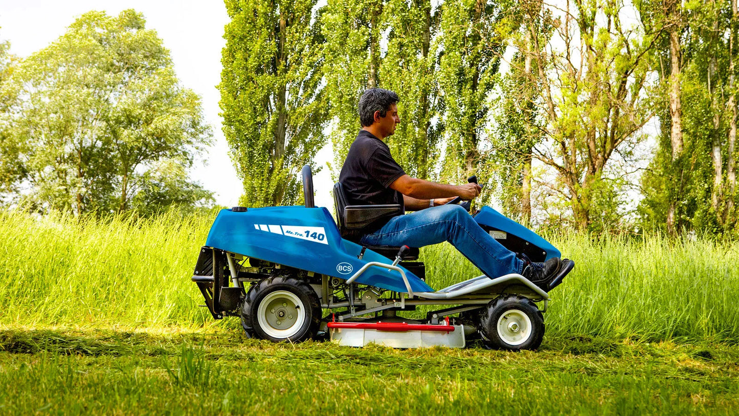 Sistema di sicurezza e struttura compatta del trattorino trinciaerba BCS Matra 140