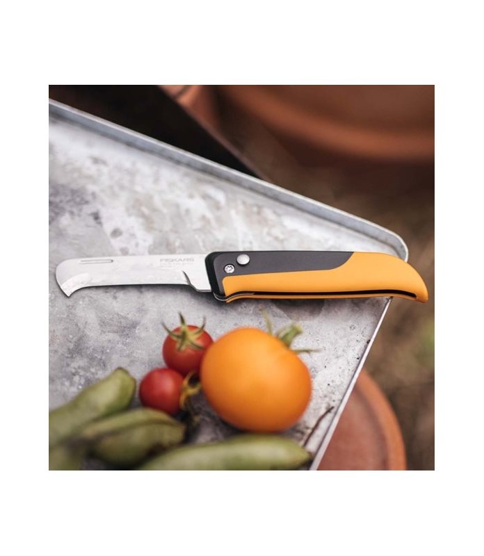 Coltello Fiskars X-series K80 su piano di lavoro, utensile tascabile per giardinaggio