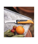 Coltello Fiskars X-series K80 su piano di lavoro, utensile tascabile per giardinaggio