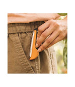 Coltello pieghevole Fiskars X-series K80 in tasca, formato compatto e trasportabile
