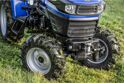Dettaglio avantreno e ruota anteriore del trattore compatto Farmtrac 4RM