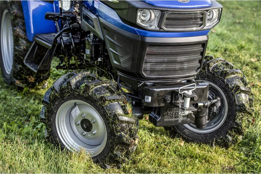 Dettaglio avantreno e ruota anteriore del trattore compatto Farmtrac 4RM