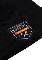 Dettaglio patch STIHL TIMBERSPORTS Kiss My Axe su cappello invernale nero