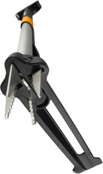 Dettaglio punte di presa in metallo dell'estirpatore Fiskars SmartFit