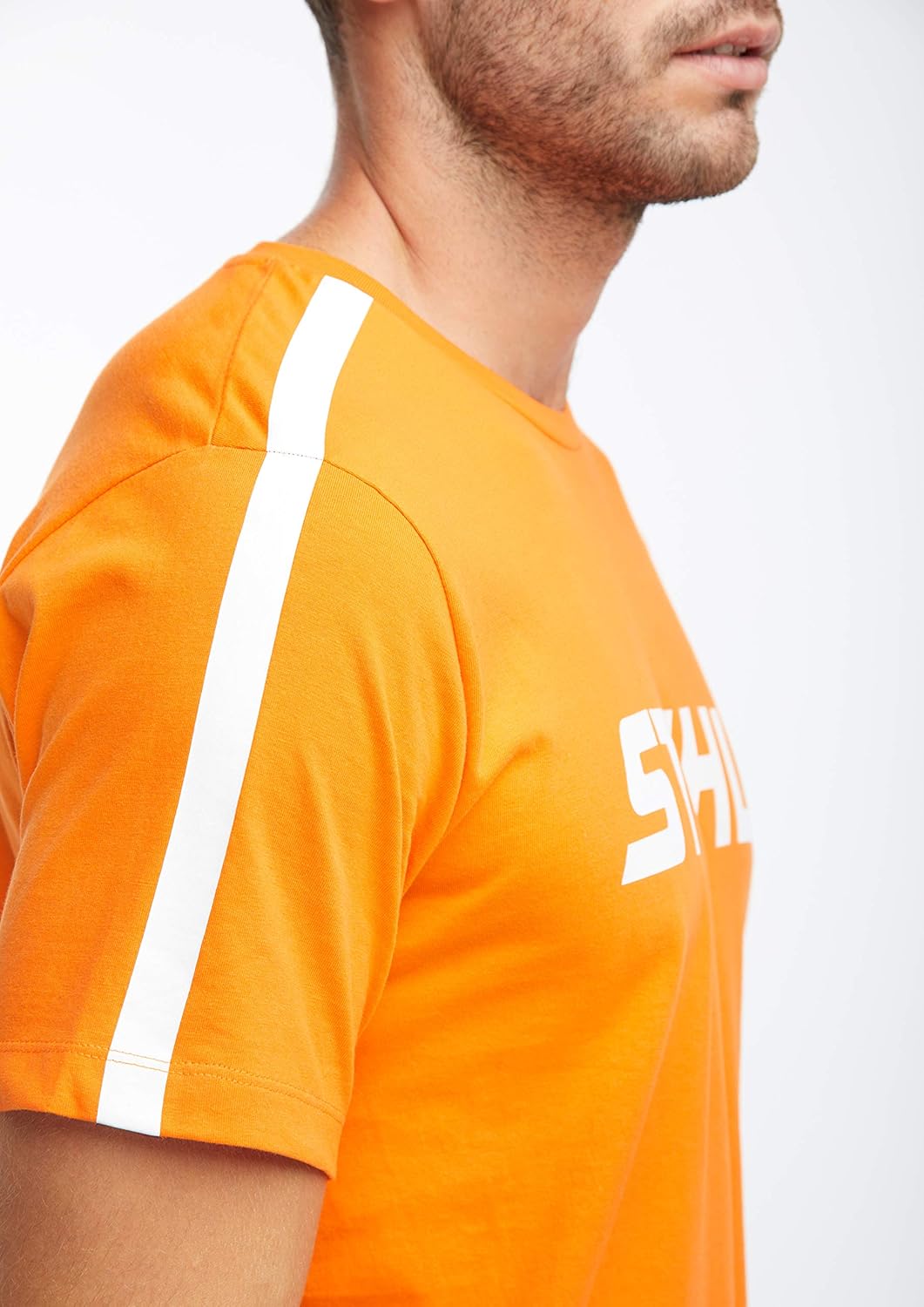 Dettaglio spalla maglietta sportiva STIHL arancione con banda bianca