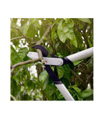Dettaglio taglio troncarami bypass Fiskars PowerGear X LX92 su ramo fresco