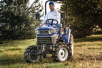 Trattore compatto Farmtrac 20 4RM vista frontale su prato