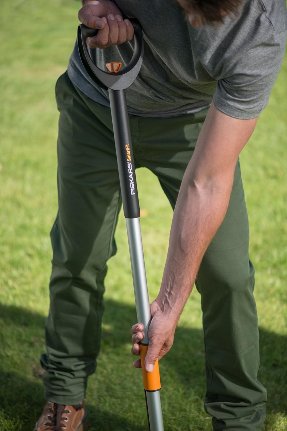 Estirpatore telescopico Fiskars SmartFit con erbaccia sollevata