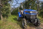 Trattore compatto Farmtrac 4RM vista anteriore laterale in filare