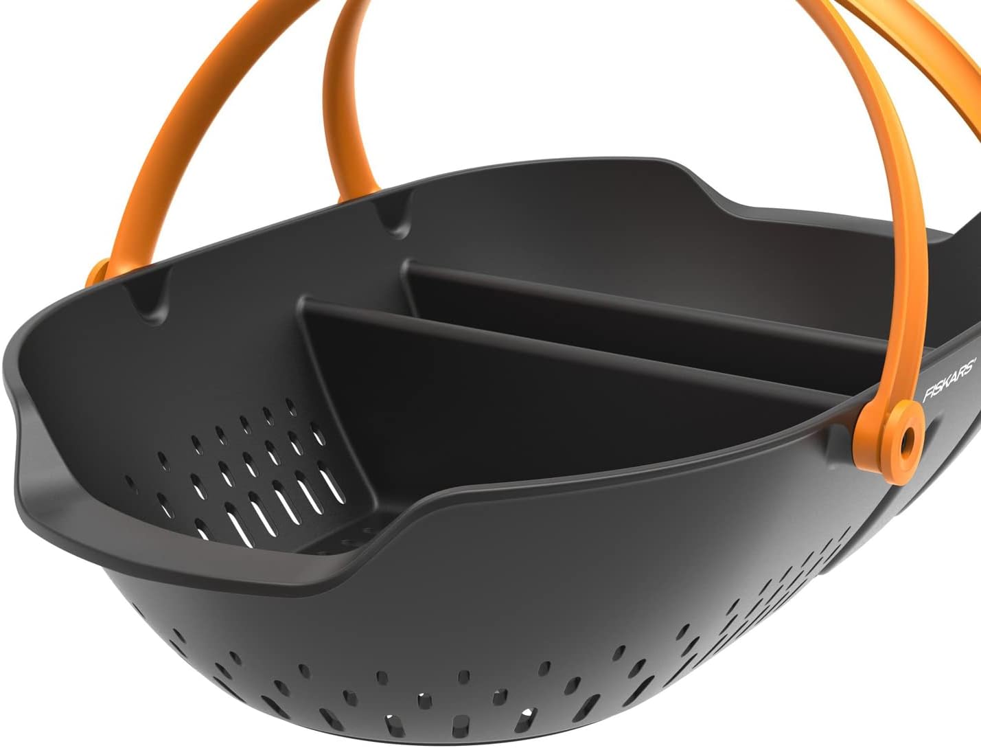 Dettaglio interno cesta Fiskars Plus con scomparti per raccolta ortaggi