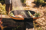 Cesta Fiskars Plus con ortaggi lavati e drenaggio dell’acqua