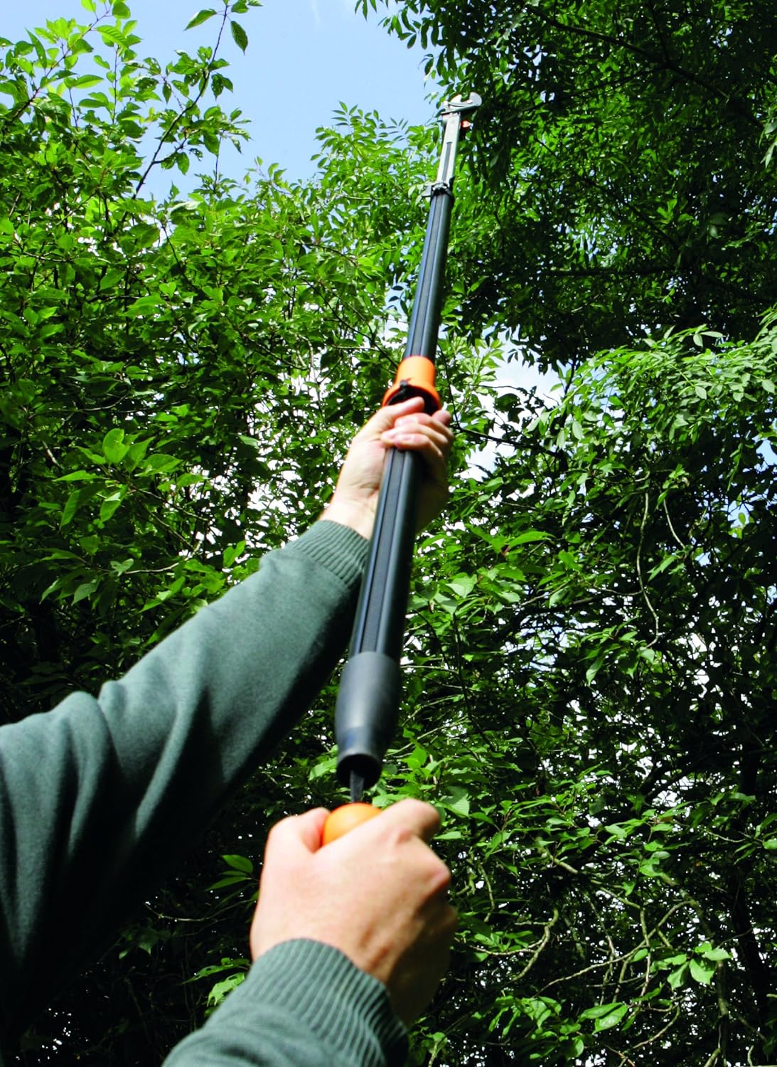 Impugnatura asta telescopica Fiskars UP 86 durante la potatura
