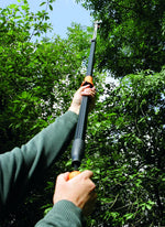 Impugnatura asta telescopica Fiskars UP 86 durante la potatura