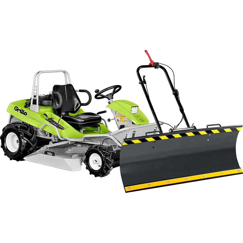 Trattore Grillo Climber 8.22 con lama spazzaneve applicata