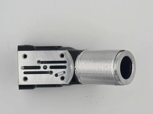 Corpo cilindro pettine Lisam con corpo metallico rettangolare, fori e scanalature, collegato a un cilindro filettato con apertura circolare.