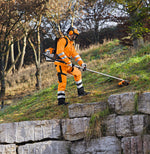 Operatore al lavoro con decespugliatore spalleggiato STIHL FR 460 TC-E su scarpata