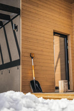 Pala da neve Fiskars X-Series appoggiata all'esterno