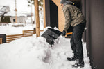Pala da neve Fiskars X-Series in uso su accumulo di neve
