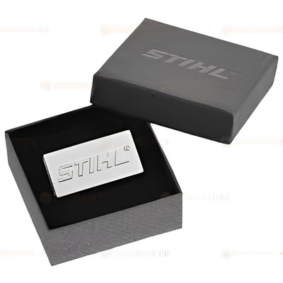Pin distintivo Stihl in metallo con logo in rilievo e supporto magnetico