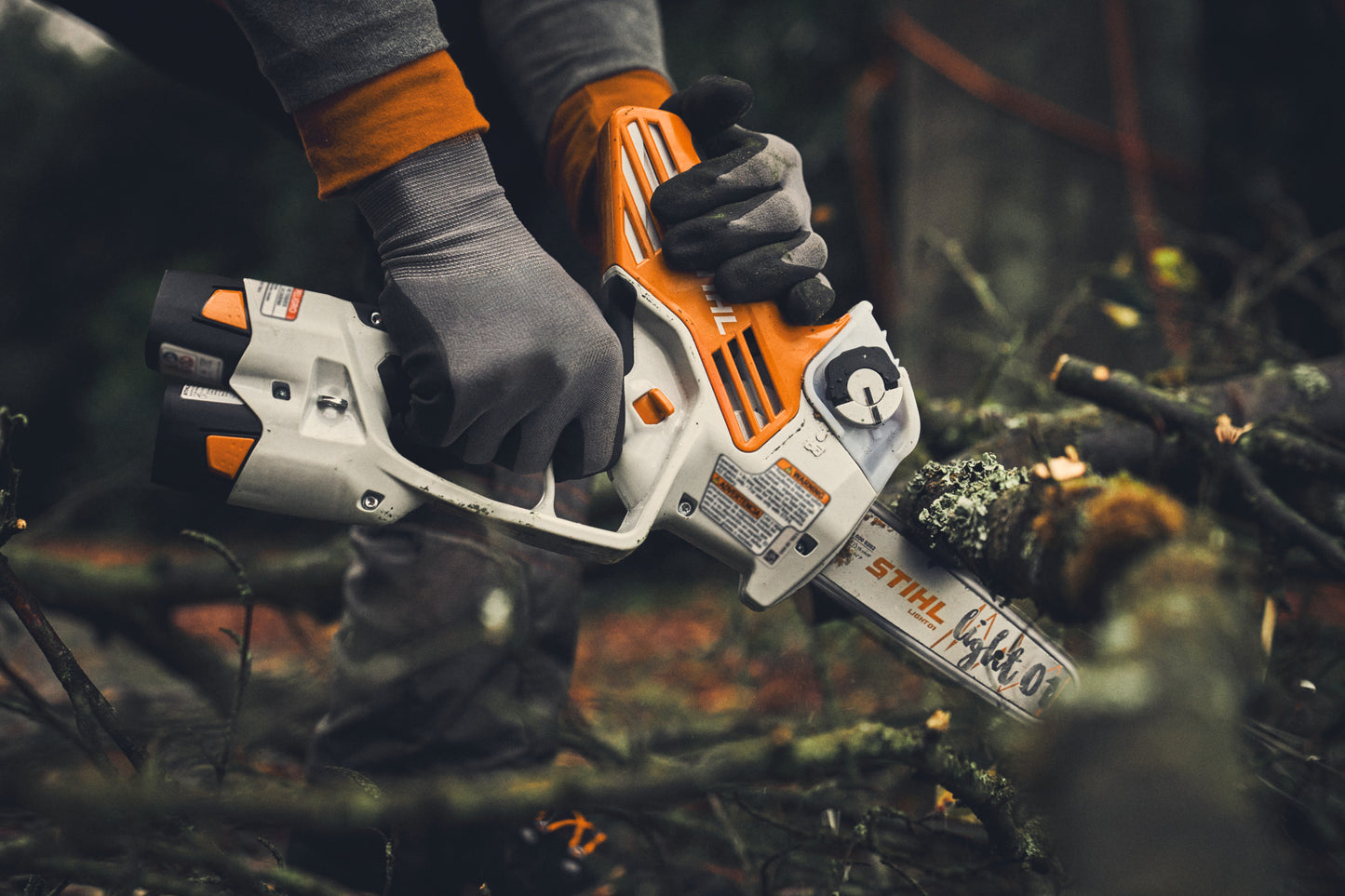 Potatore a batteria STIHL GTA 40 in utilizzo su legno