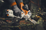 Potatore a batteria STIHL GTA 40 in utilizzo su legno