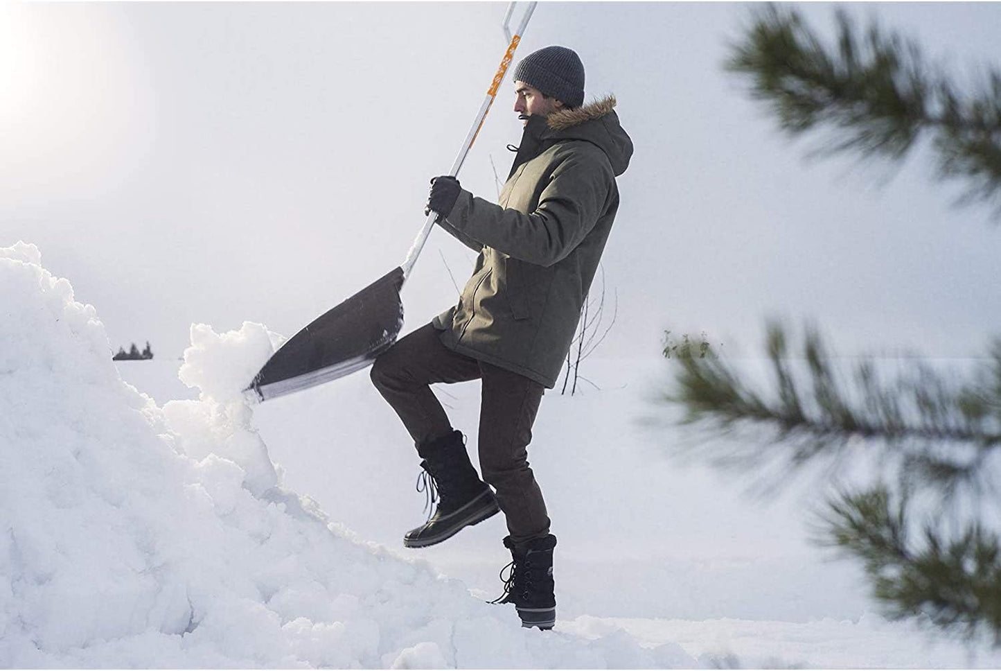 Rimozione neve con slitta spingineve Fiskars SnowXpert 74 cm