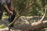 Roncola Fiskars WoodXpert XA23 in uso su legno e rami