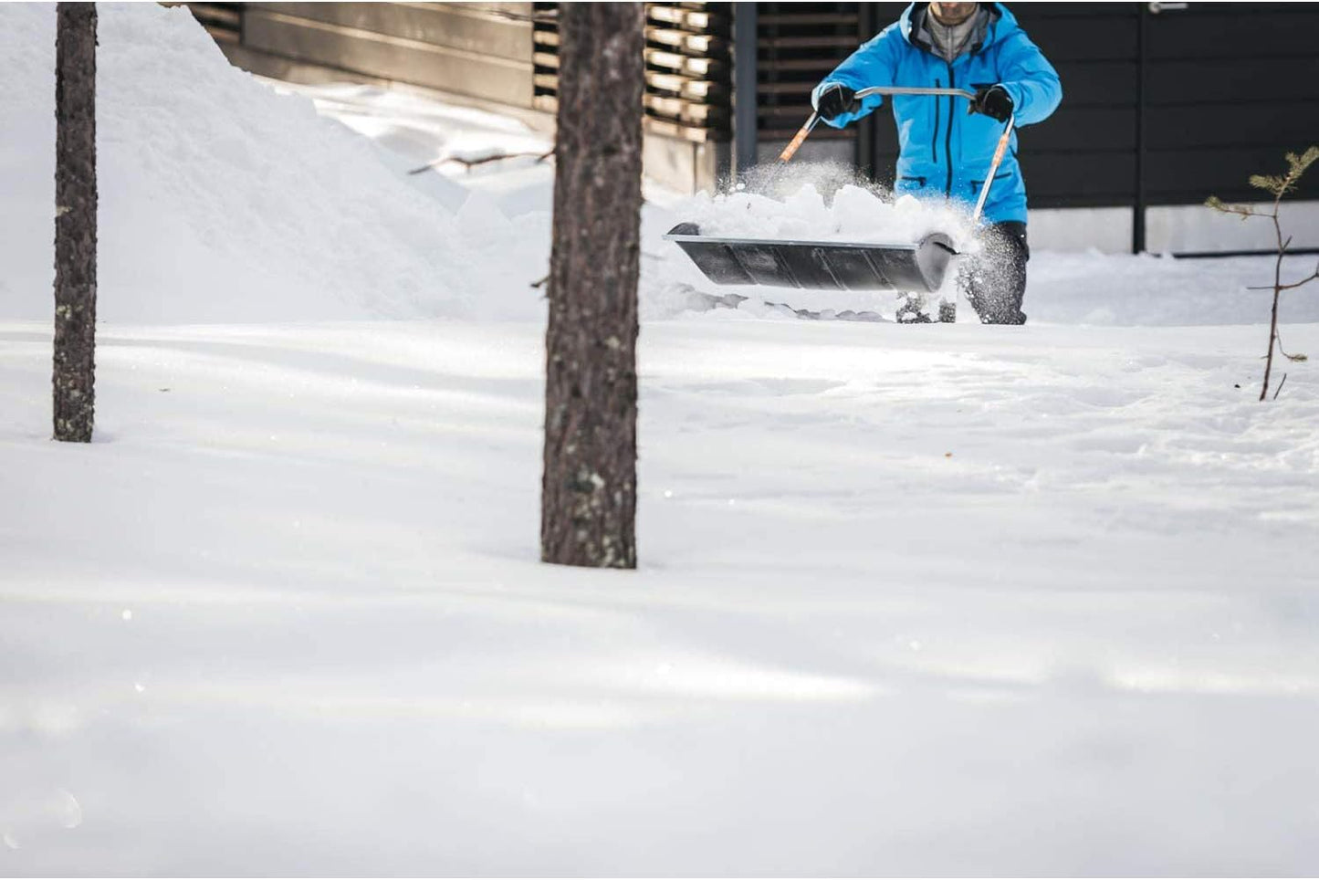 Slitta spingineve Fiskars SnowXpert 74 cm in uso su area esterna