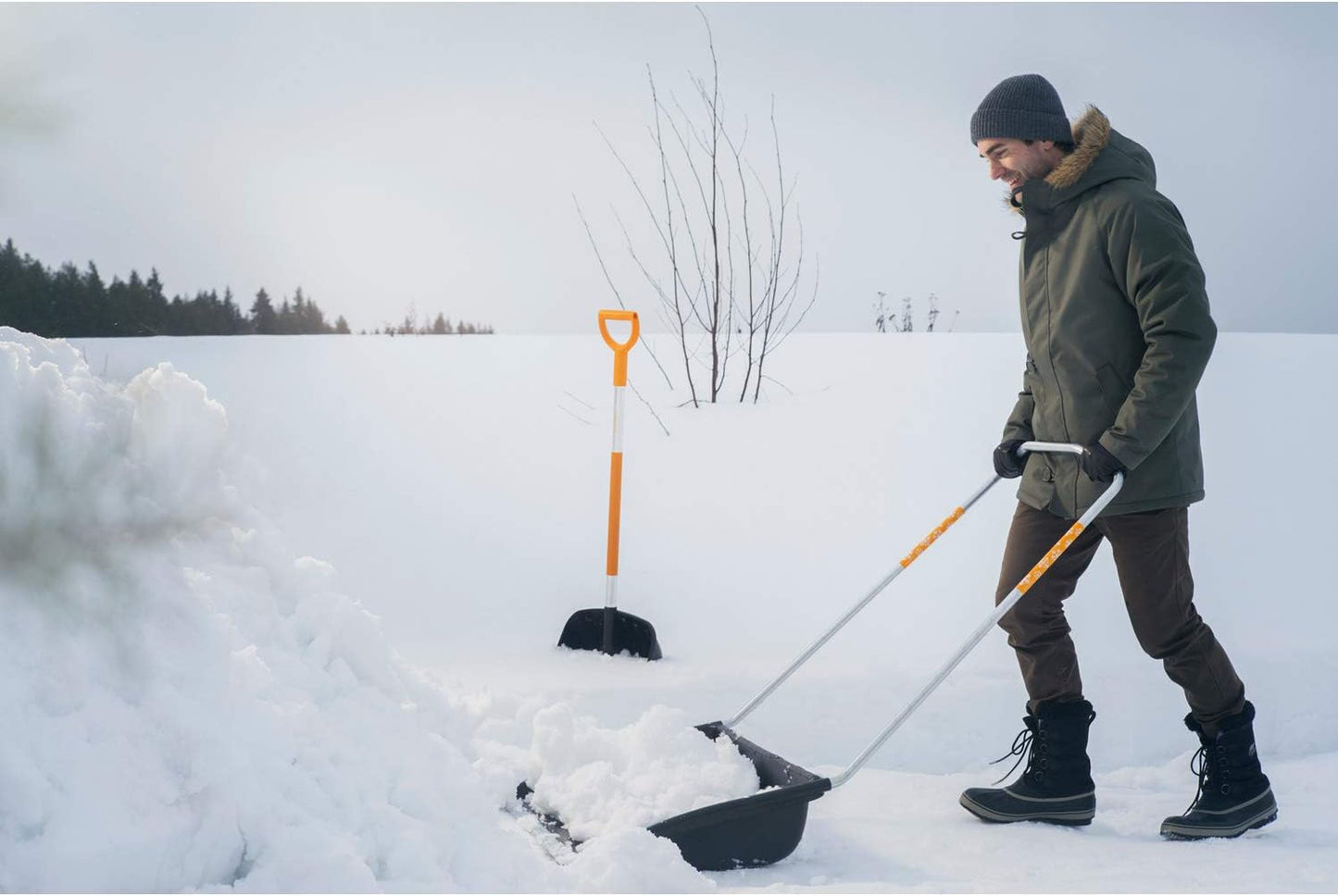 Slitta spingineve Fiskars SnowXpert 74 cm per pulizia neve su superfici ampie