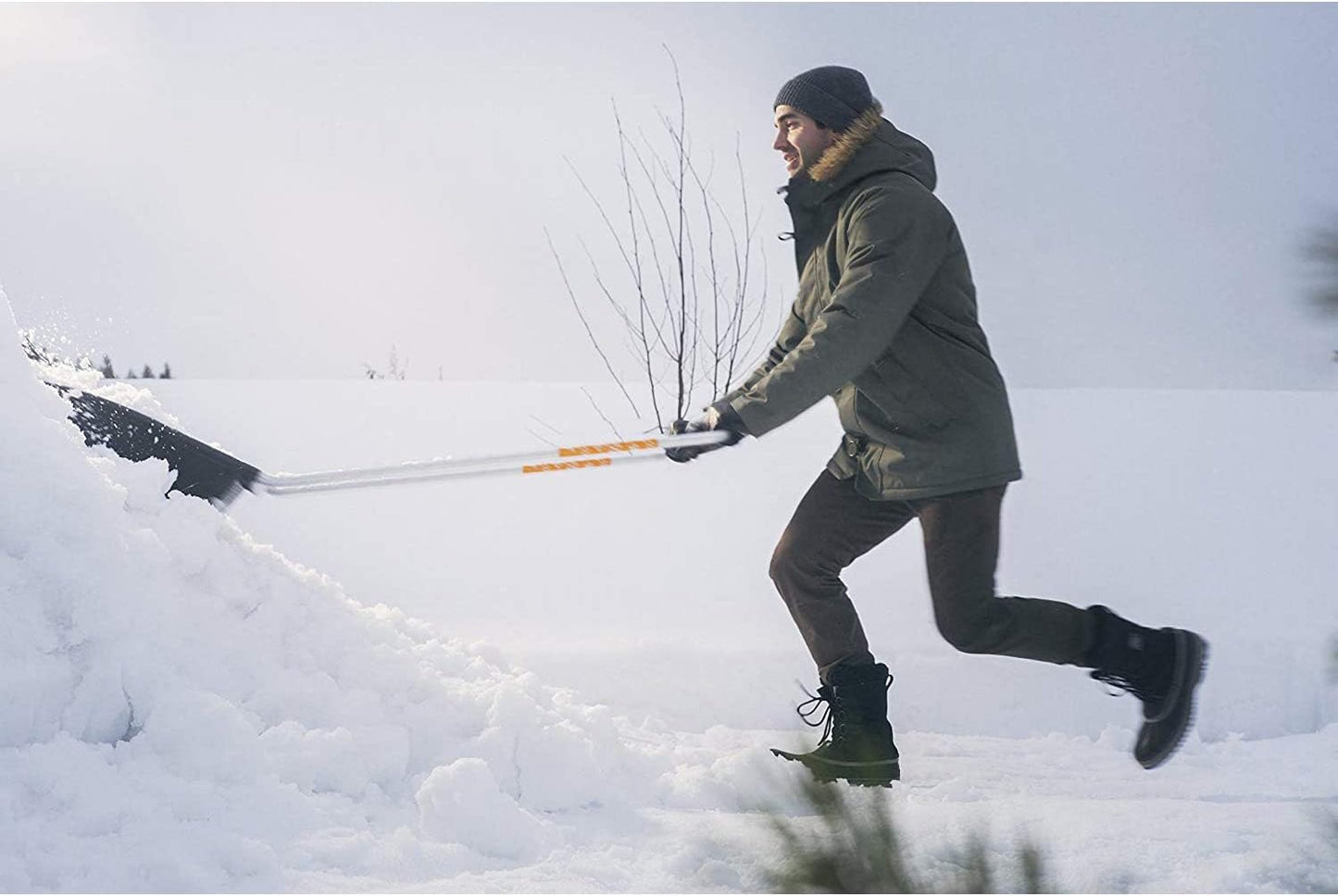 Spinta neve con slitta Fiskars SnowXpert 74 cm su neve compatta