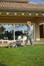 Rasaerba Stiga Collector 136 AE in utilizzo su giardino