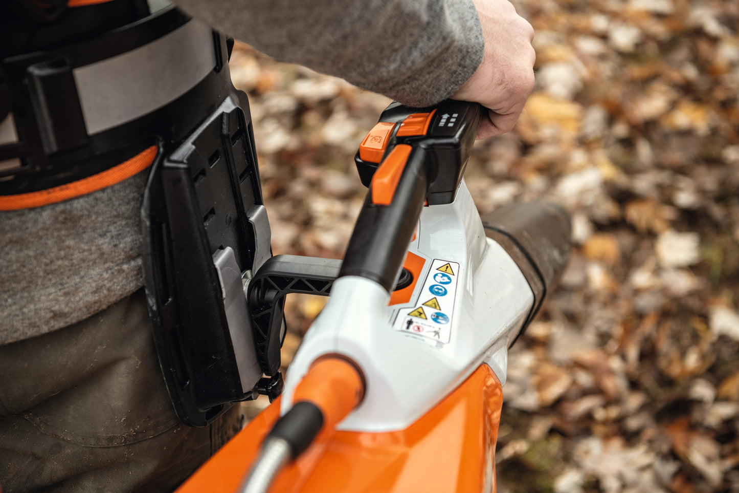 Dettaglio aggancio al sistema di trasporto del soffiatore STIHL BGA 200