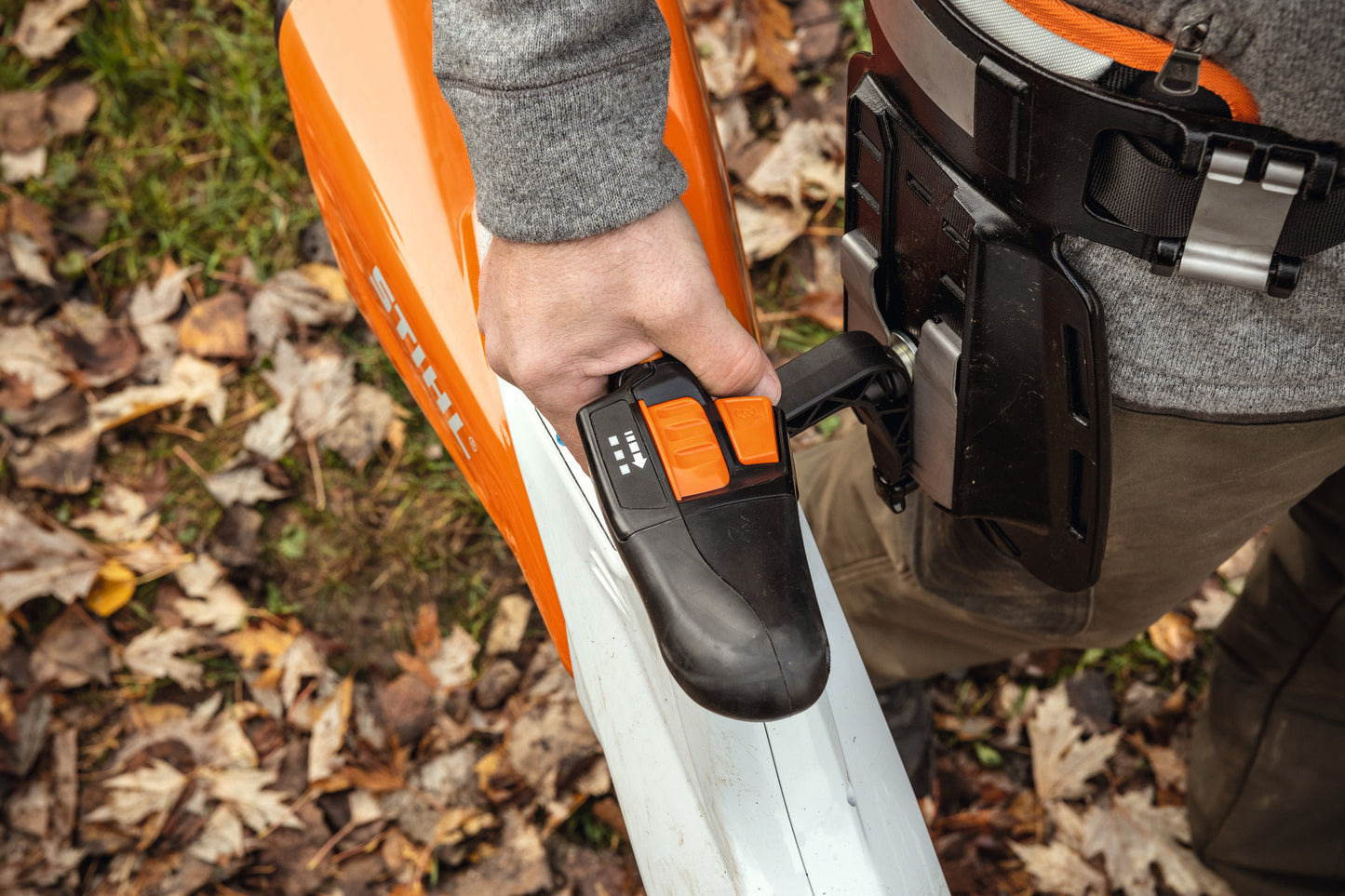 Dettaglio selettori e blocco acceleratore soffiatore STIHL BGA 200