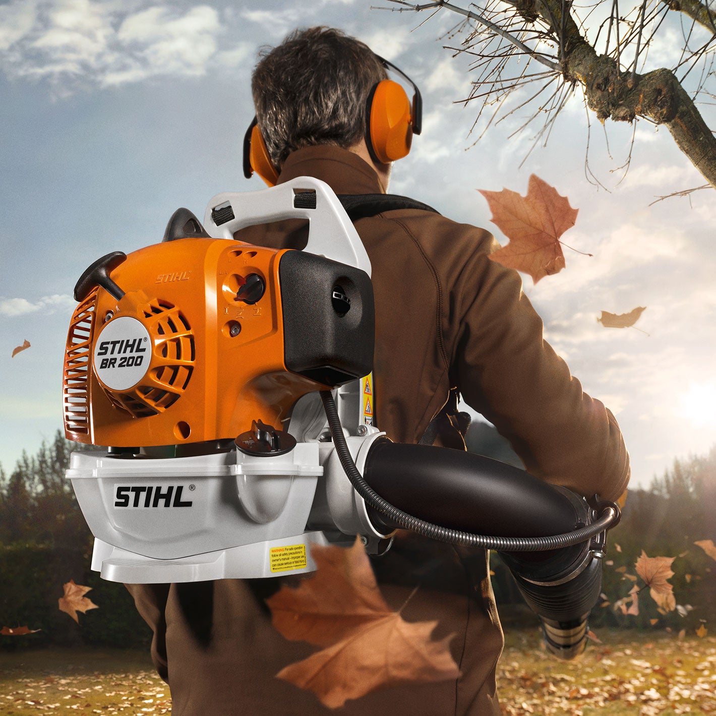 Soffiatore spalleggiato Stihl BR 200 indossato, motore 2-MIX e sistema di trasporto ergonomico