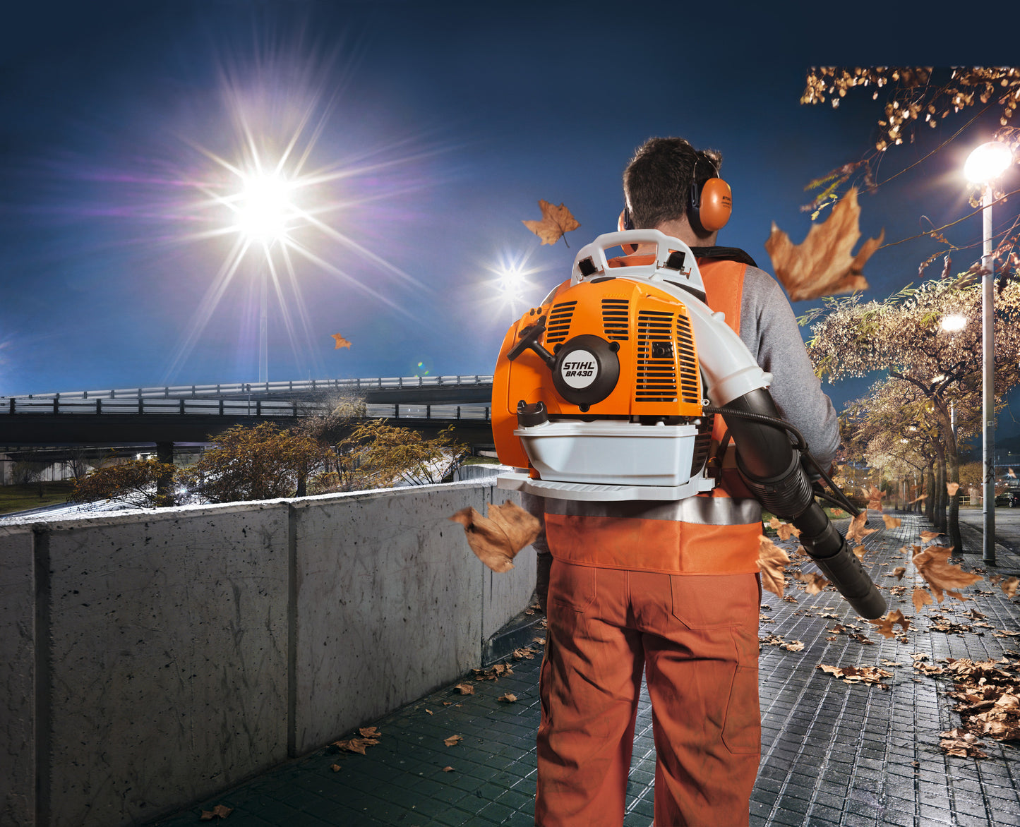Operatore con soffiatore spalleggiato STIHL BR 430 durante la pulizia di foglie su area esterna