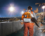 Operatore con soffiatore spalleggiato STIHL BR 430 durante la pulizia di foglie su area esterna