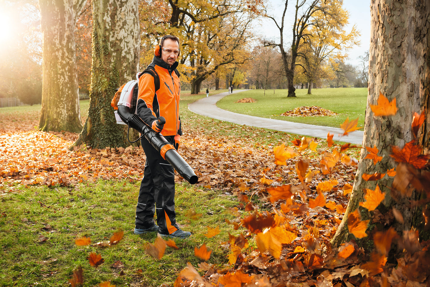 Operatore con soffiatore spalleggiato Stihl BR 450 CEF per rimozione foglie e detriti su grandi superfici