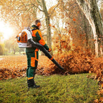 Operatore con soffiatore spalleggiato Stihl BR 700 per rimozione foglie su grandi superfici