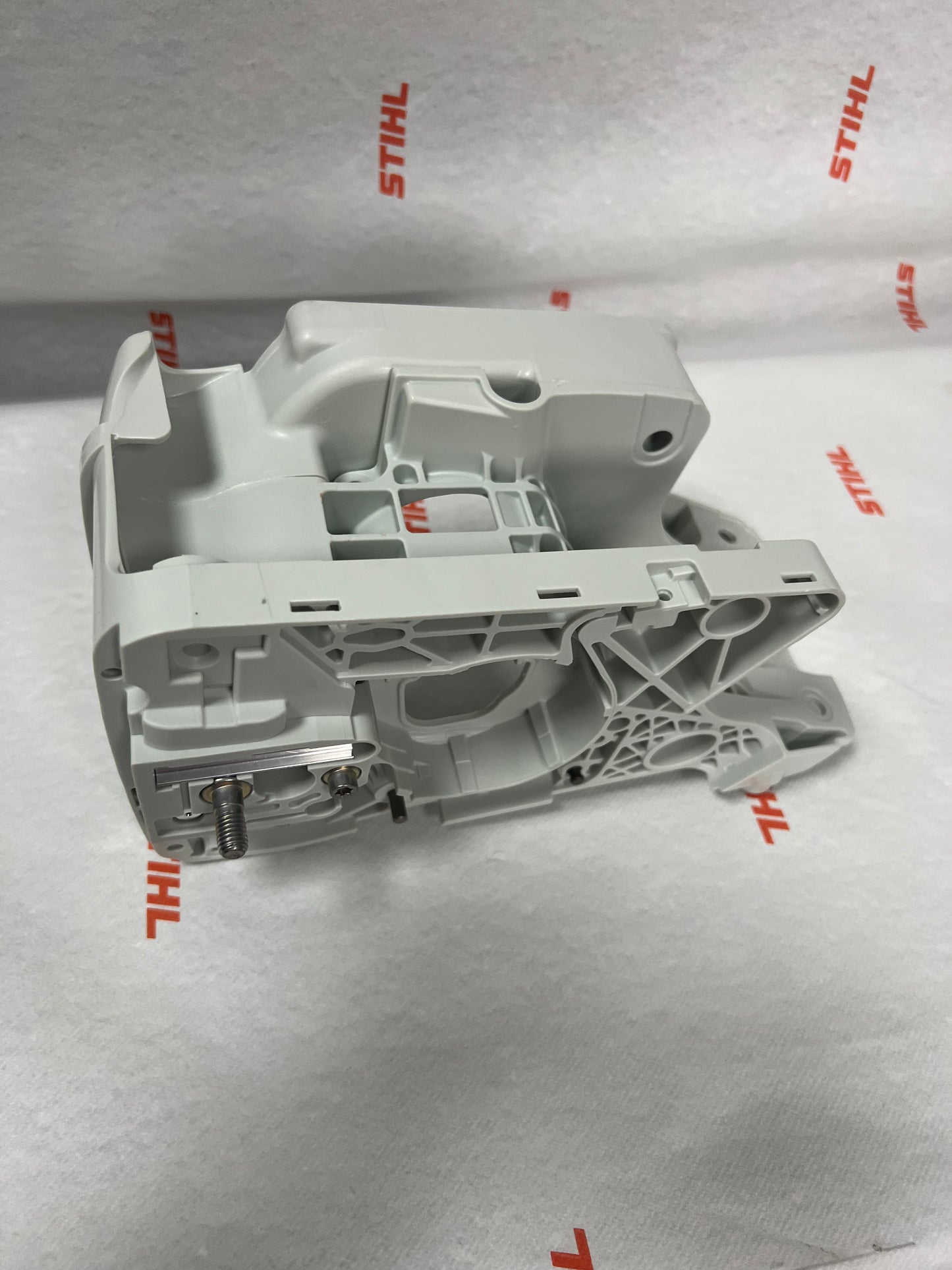 Dettaglio inferiore carcassa motore Stihl per motosega MS 251 C-BE e MS 231 C-BE con nervature di rinforzo
