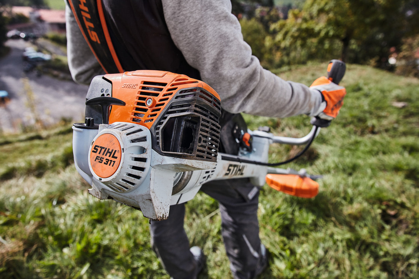 Dettaglio motore e carter del decespugliatore Stihl FS 311 4-MIX