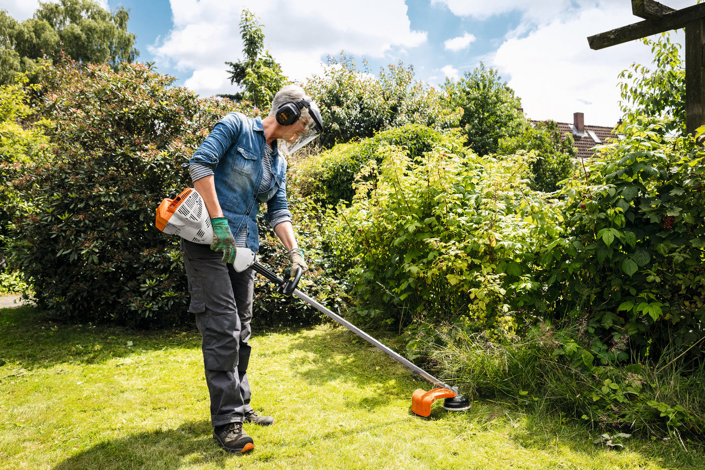 Decespugliatore Stihl FS 56 R in lavoro su erba alta e bordi del prato